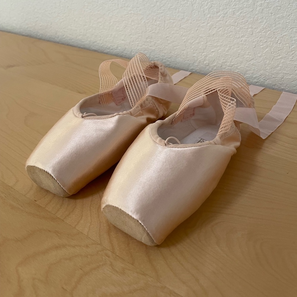 New Nikolay Katya Satin Pointe Shoes (Size 5/Width xxxxx/Shank M)
